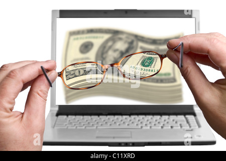 Lesebrille vor einem Laptopbildschirm Stockfoto