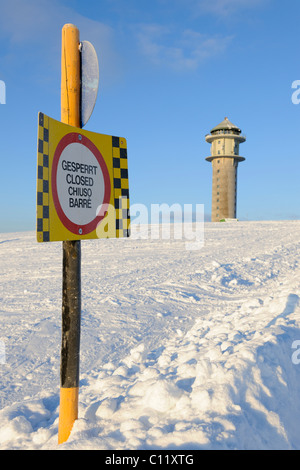 Melden Sie mit Feldbergturm Turm auf Mt Feldberg, Südschwarzwald, Baden-Württemberg, Deutschland, Europa Stockfoto