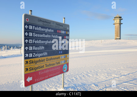 Melden Sie mit Feldbergturm Turm auf Mt Feldberg, Südschwarzwald, Baden-Württemberg, Deutschland, Europa Stockfoto