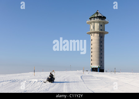 Feldbergturm Turm und Schneemobil auf Mt Feldberg, Südschwarzwald, Baden-Württemberg, Deutschland, Europa Stockfoto