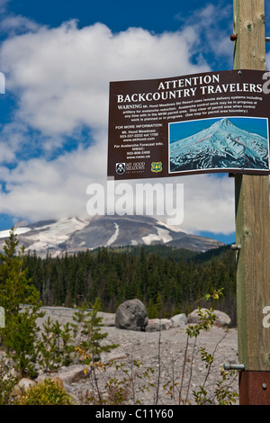 Warnzeichen für Wanderer auf dem Vulkan Mount Hood, Kaskade-Strecke, Oregon, USA Stockfoto