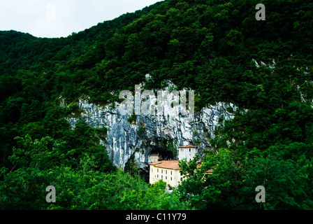 Nationaler Schrein von Covadonga, Santuario de Covadonga, heilige Höhle Santa Cueva, Herberge der Virgen de las Schlachten Stockfoto