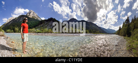 Mädchen stehen im kalten Rissbach Fluss, mit Blick auf die bizarre Bergwelt der Engtal Tal, Karwendel, Tirol, Österreich Stockfoto