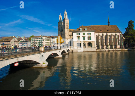 Flusses Limmat, Grossmuenster, Muensterbruecke Brücke, Helmhaus, Wasserkirche Kirche, Altstadt, Zürich, Schweiz, Europa Stockfoto