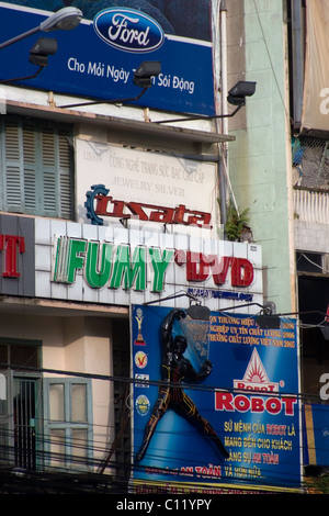 Schilder Werbung ausländische Autos, sind DVDs und Spiele Bestandteil der Neuentwicklung Saigon in Ho-Chi-Minh-Stadt, Vietnam. Stockfoto