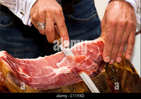 Metzgerei Schinken schneiden Stockfoto