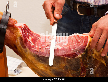 Metzgerei Schinken schneiden Stockfoto