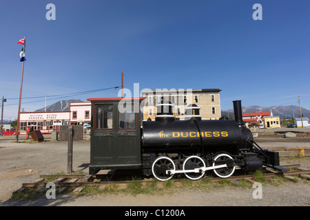 Historische Dampfmaschine "Herzogin" der White Pass and Yukon Route, Matthew & Watson Gemischtwarenladen hinter Carcross Stockfoto