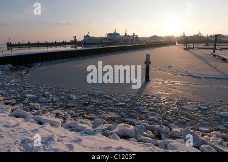 Auch im tiefsten Winter ist die Fährverbindung zwischen dem Festland und der Nordsee-Insel Föhr gepflegt, hier die Fähre Stockfoto