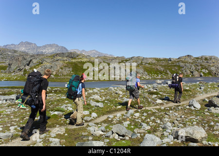 Gruppe von Wanderern mit Rucksack und Wandern historischen Chilkoot Pass, Chilkoot Trail, Kratersee hinter alpine Tundra, Yukon-Territorium Stockfoto