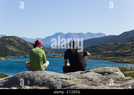 Junge Frau und Mann, Wanderer, Aussicht auf Deep Lake, historische Chilkoot Pass, Chilkoot Trail, Yukon-Territorium ruhen Stockfoto