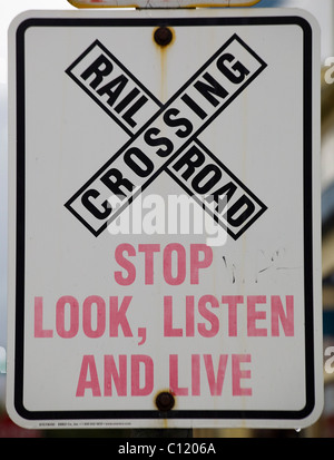 "Stoppen, schauen, hören und Leben", lustige Eisenbahn Kreuzung Zeichen, Skagway, Alaska, USA Stockfoto