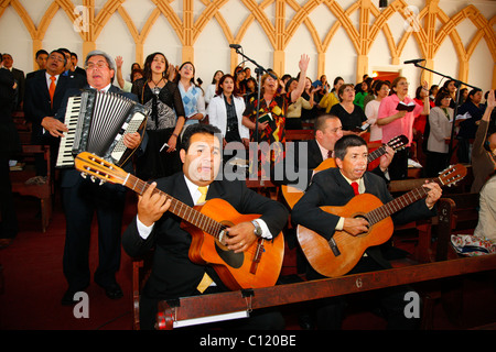 Gitarrenorchester, anbeten, Catedral Evangelica de Chile, Pfingstgemeinde, Santiago de Chile, Chile, Südamerika Stockfoto