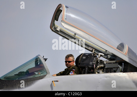 Pilot im Cockpit, Mikojan-Gurewitsch MiG-29 Kampfflugzeug, polnische Luftwaffe, International Aerospace Exhibition ILA 2008 Stockfoto