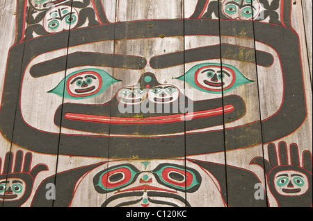 Alaska. Totem Chief schüttelt Tribal House, Tlingit Baudenkmal Website, Wrangell, südöstlichen Alaska. Stockfoto