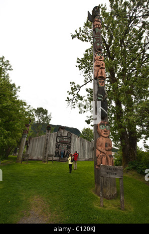 Alaska. Totem Chief schüttelt Tribal House, Tlingit Baudenkmal Website, Wrangell, südöstlichen Alaska. Stockfoto