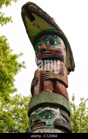 Alaska. Totem Chief schüttelt Tribal House, Tlingit Baudenkmal Website, Wrangell, südöstlichen Alaska. Stockfoto