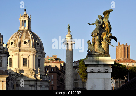 Kirche des heiligsten Namen von Maria, Santissimo Nome di Maria, Trajanssäule, Statuengruppe "Il Pensiero" auf Vittoriano Stockfoto