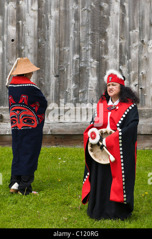 Alaska. Tlingit native Performer im Chief schüttelt Tribal House, Tlingit historische Stätte, Wrangell, südöstlichen Alaska. Stockfoto