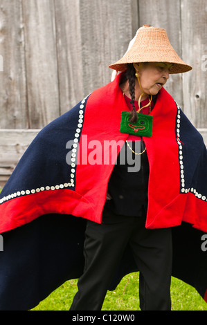 Alaska. Tlingit native Performer im Chief schüttelt Tribal House, Tlingit historische Stätte, Wrangell, südöstlichen Alaska. Stockfoto