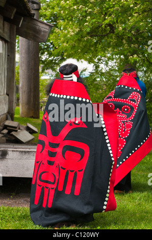 Alaska. Tlingit native Performer im Chief schüttelt Tribal House, Tlingit historische Stätte, Wrangell, südöstlichen Alaska. Stockfoto