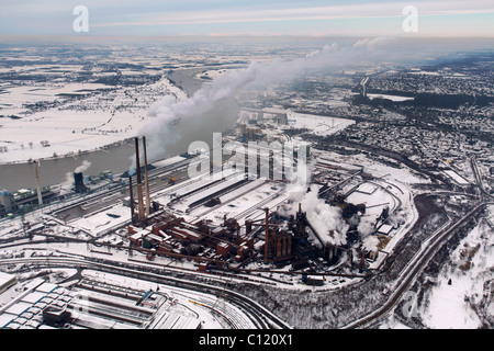 Luftaufnahme, Hochöfen, schneebedeckte industrielle Landschaft, ThyssenKrupp Stahl, Duisburg Meiderich, Hamborn, Rhein Stockfoto