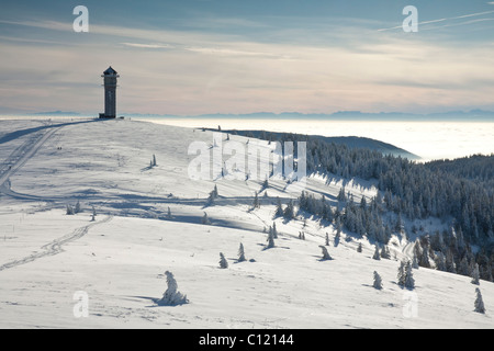 Alte-Feldberg-Turm im Schnee über ein Meer von Nebel, Schwarzwald, Baden-Württemberg, Deutschland, Europa Stockfoto