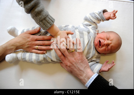 Familie mit Neugeborenen, eine Woche alt, junge Stockfoto