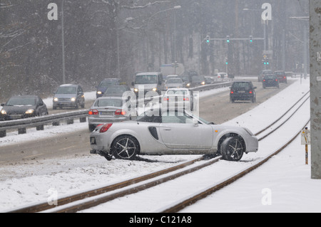 Schnee in Stuttgart, ein Auto mit Schlitten auf der S-Bahn Straßenbahn tracks, Stuttgart, Baden-Württemberg, Deutschland, Europa Stockfoto