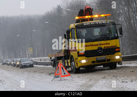 Schnee in Stuttgart, Schlepp-Auto der Automobilclub ADAC vorbei ein Warndreieck der Polizei, Stuttgart, Baden-Württemberg Stockfoto