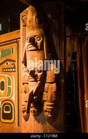 Alaska. Innenraum des Chief schüttelt Tribal House, Tlingit historische Stätte, Wrangell, südöstlichen Alaska. Stockfoto