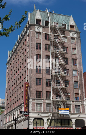 Typische alte Backsteinhaus mit Feuerleiter Treppen in SW Taylor Street, Portland, Oregon, USA Stockfoto