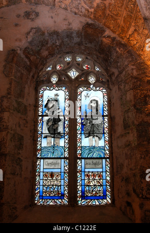 Glasfenster der Kirche von Saint-Christophe, La Couvertoirade, Aveyron, Frankreich, Europa Stockfoto