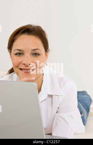 Frau an einem Notebook arbeitet Stockfoto
