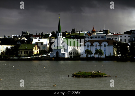 Fríkirkjan, der lutherischen Freikirche am Ufer des Lake Tjörnin oder The Pond, Reykjavik, Island Stockfoto