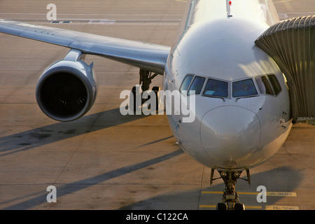 Cockpit eines Flugzeugs mit einer Turbine im Gegenlicht, der Airport in Seoul, Korea, Asien Stockfoto