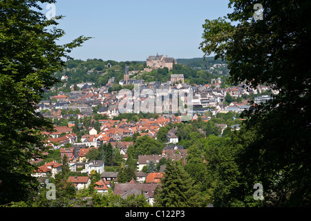 Anzeigen von Marburg ein der Lahn mit Towntown, in den Rücken der Marburger Schloss Burg, Museum für Kulturgeschichte Universität, Stockfoto