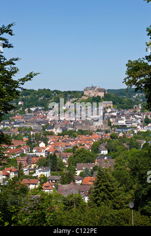 Anzeigen von Marburg ein der Lahn mit Towntown, in den Rücken der Marburger Schloss Burg, Museum für Kulturgeschichte Universität, Stockfoto