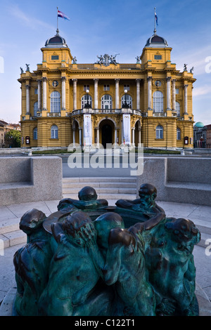 Kroatisches Nationaltheater und der Brunnen des Lebens-Denkmal, Zagreb, Kroatien Stockfoto