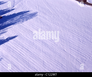 Heißluft-Ballon nähert sich der Landeplatz in der Nähe Bad Bayersoien im Allgäu, Upper Bavaria, Bavaria, Germany Stockfoto