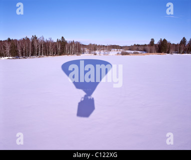 Heißluft-Ballon nähert sich der Landeplatz in der Nähe Bad Bayersoien im Allgäu, Upper Bavaria, Bavaria, Germany Stockfoto