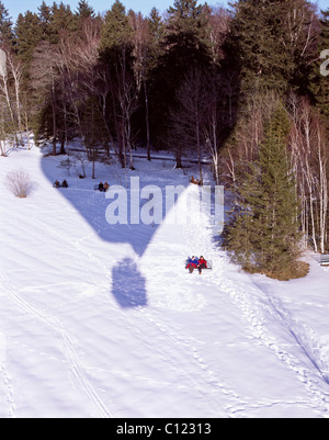 Heißluft-Ballon nähert sich der Landeplatz in der Nähe Bad Bayersoien im Allgäu, Upper Bavaria, Bavaria, Germany Stockfoto