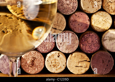 Bild von Weinkorken durch ein Glas Weißwein. Stockfoto