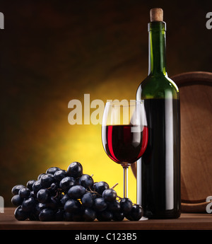 Stilleben mit Flasche, Glas und Barriques. Stockfoto