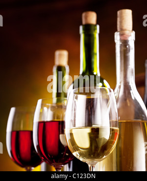 Stillleben mit Flaschen Wein, Gläser und Barriques. Stockfoto