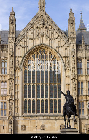 Richard Löwenherz auf seinem Pferd außerhalb der Häuser des Parlaments City of Westminster London England Stockfoto