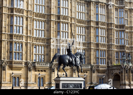 Richard Löwenherz auf seinem Pferd außerhalb der Häuser des Parlaments City of Westminster London England Stockfoto