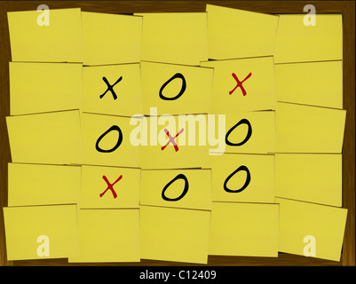 Tic Tac Toe-Spiel auf gelben Post-It notes Stockfoto