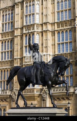 Richard Löwenherz auf seinem Pferd außerhalb der Häuser des Parlaments City of Westminster London England Stockfoto