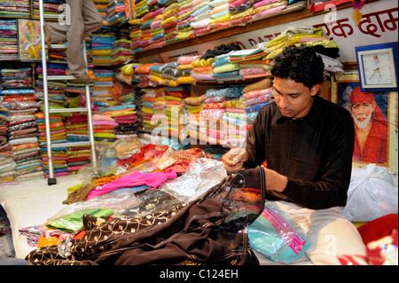 Schneider in einem Shop für Saris, Agra, Uttar Pradesh, Nordindien, Indien, Südasien, Asien Stockfoto